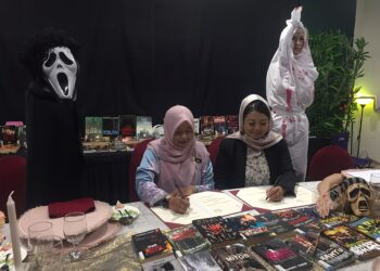 NOR ZAHIRA Mohammad Amin (kiri) dan Khalisa Azman (kanan) menandatangani memorandum persefahaman (MoU) di Manara Kuantan 188 di Kuantan, Pahang. - UTUSAN/DIANA SURYA ABD WAHAB