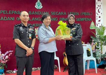 NORA Musa (kanan) menyampaikan cenderamata kepada Ahli Dewan Undangan Negeri (ADUN) Kapayan, Jannie Lasimbang (tengah) semasa program PBSL sempena Krismas di Penjara Pusat Kota Kinabalu, hari ini.
