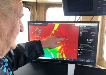 KIT Olver menunjukkan lokasi dia menemukan objek dipercayai sayap pesawat yang tersangkut pada pukat tundanya di pantai tenggara Australia Selatan.-AGENSI