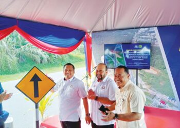 MOHAMAD Fazli Mohamad Salleh (kiri) melakukan gimik perasmian laluan FT001 Johor Bahru ke Air Hitam, KM38-40, Kulai, Johor.