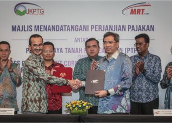 ANTHONY Loke dan Menteri Sumber Asli dan Kelestarian Alam, Nik Nazmi Nik Ahmad menyaksikan Majlis Menandatangani Perjanjian Pajakan antara Pesuruhjaya Tanah Persekutuan, Datuk Muhammad Azmi Mohd. Zain dan Ketua Pegawai Eksekutif Mass Rapid Transit Corporation Sdn. Bhd., Datuk Mohd. Zarif Hashim di Putrajaya, hari ini. - UTUSAN/FAIZ ALIF ZUBIR