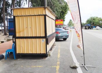 SEBUAH gerai jenis kabin yang diletakkan di kawasan parkir di Pantai Puteri, Melaka. - UTUSAN/AMRAN MULUP