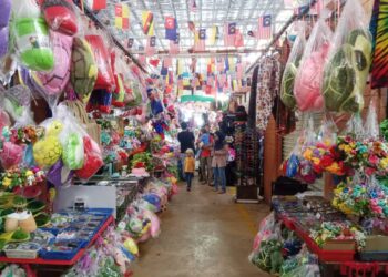KEADAAN lengang di Pasar Kedai Payang di  Kuala Terengganu walaupun cuti persekolahan sudah bermula sejak minggu lalu. – UTUSAN/TENGKU DANISH BAHRI TENGKU YUSOFF