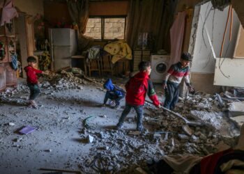 KANAK-KANAK Palestin mencari barangan yang masih boleh digunakan dalam bangunan yang musnah dibedil tentera Zionis di Rafah, selatan Semenanjung Gaza. - AFP