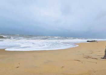 KEADAAN ombak bergelora di Pantai Kelulut, Marang, Terengganu, semalam. MINGGUAN/PUQTRA HAIRRY ROSLI
