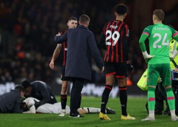 KAPTEN Luton Town, Tom Lockyer menerima rawatan awal di atas padang ketika mengalami serangan jantung dalam aksi Liga Perdana Inggeris, semalam.