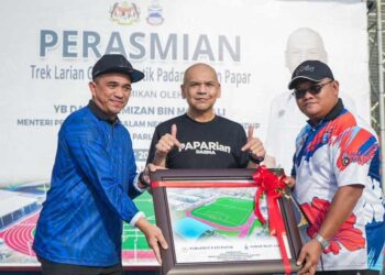 ARMIZAN Mohd. Ali (tengah) menyaksikan simbolik penyerahan pengurusan trek larian getah sintetik Padang Pekan Papar semalam