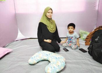 FATIN Nasuha Mohd. Yusof yang sarat mengandung sembilan bulan bersama anak lelakinya, Mohd. Zain Fayyadh Mohd. Zulnaim di PPS SK Darau, Besut, Terengganu. - UTUSAN/WAN ZURATIKAH IFFAH WAN ZULKIFLI