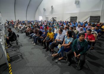 Orang ramai menunggu giliran untuk mendapatkan diskaun pembayaran saman sebanyak 50 peratus sempena Program Setahun Bersama Kerajaan MADANI di pekarangan Stadium Nasional Bukit Jalil (SNBJ) di sini, hari ini. GAMBAR: FARIZ RUSADIO