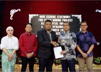 WAN Aliff Nasrul Hakim (empat, kiri) dan Syed Mahadzir Fadaak pada majlis pemeteraian kerjasama, baru-baru ini.