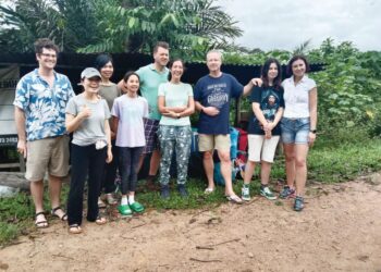 SEBAHAGIAN pelancong negara Belanda dan Korea dibawa keluar dari Taman Negara berikutan banjir di laluan berdekatan Simpang Paya Garok, Jerantut, Pahang hari ini. -UTUSAN/HARIS FADILAH AHMAD