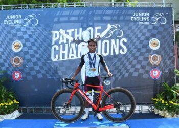 MUHAMMAD Hakimi Edy Sunarko Abdul Basir beraksi cemerlang dalam saingan Junior Cycling Malaysia (JCM) Series 4 2023 di Kangar, Perlis apabila meraih pingat emas bagi kategori bawah 17 tahun kriterium.- UTUSAN/IZLIZAN OTHMAN