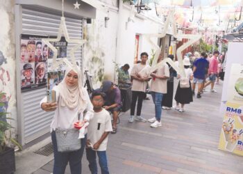 CUTI sekolah yang panjang dan cuti menjelang tahun baharu menyaksikan kawasan-kawasan pelancongan di sekitar George Town, Pulau Pinang penuh sesak dengan pelancong dari dalam dan luar negara.  -UTUSAN/IQBAL HAMDAN