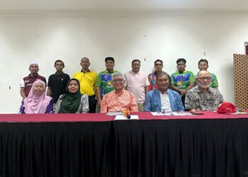 DATUK Azmi Mohd. Ali (tengah barisan hadapan) kekal sebagai Yang Dipertua Persatuan Kriket Negeri Kelantan dalam mesyuarat agung tahunan yang berlangsung pada Ahad, lalu
