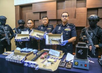 ABU Samah Mohd. Noor (dua kanan) menunjukkan senjata api yang berjaya dirampas pihak polis melibatkan jenayah samun kedai emas dalam sidang akhbar di IPK Kedah. - UTUSAN/ SHAHIR NOORDIN 