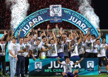 PEMAIN PDRM FC menjulang Piala Cabaran MFL 2023 selepas menumpaskan Kuching City FC secara agregat 4-1.