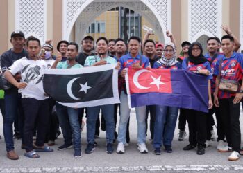 SUASANA penyokong JDT dan TFC pada aksi final Piala Malaysia 2023 di Stadium Nasional Bukit Jalil (SNBJ), hari ini.