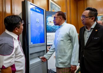 ANWAR Ibrahim mencuba peranti Identiti Digital Nasional  hari ini.