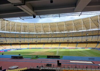 PADANG Stadium Nasional Bukit Jalil terus menjadi pendebatan dalam kalangan peminat bola sepak tempatan, keadaan padang sebelum sepak mula final Piala Malaysia 2023.