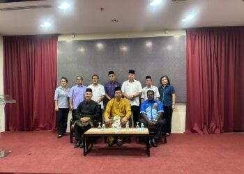 JUHARI Md. Noor (kiri) dan Rosli Abdullah (tengah) pada Persidangan Perwakilan Dwitahunan Kongres Kali Ke-21 di sebuah hotel di Kampung Jawa, Melaka.