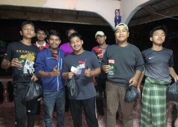 PARA pemenang permainan video secara dalam talian melalui telefon bimbit melibatkan belia di Kampung Lubok Merbau Pedu dan Kampung Lubok Merbau Jaya.-UTUSAN
