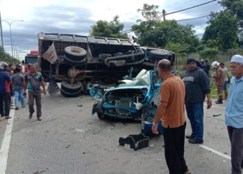 KEADAAN Perodua Bezza dinaiki dua wanita yang terbunuh akibat dirempuh lori dalam kejadian di Jalan Kolon, Pokok Sena di Alor Setar.