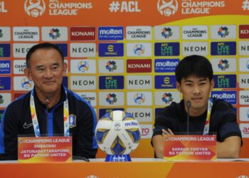 SURACHAI Jaturalattarapong (dua dari kiri) dan Sarach Yooyen (dua dari kanan) dalam sidang media menjelang pertemuan menentang JDT pada perlawanan Liga Juara-Juara Asia (ACL) di Stadium Sultan Ibrahim, Iskandar Puteri.