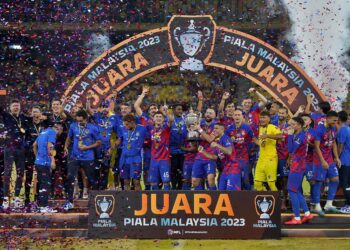 KAPTEN JDT, Jordi Amat menjulang Piala Malaysia selepas menumpaskan Terengganu FC 3-1 di pentas final di Stadium Nasional Bukit Jalil.