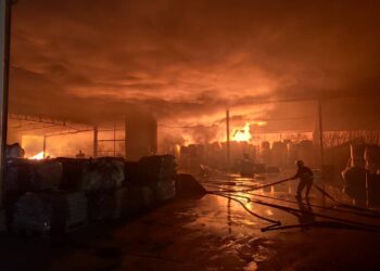 SEBUAH kilang yang terbakar dalam kejadian di Bukit Selambau, Sungai Petani.