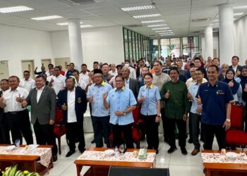 MUHD Khair Razman Mohamed Annuar (lapan dari kiri) merakamkan gambar bersama selepas program CVIA Stakeholder’s Day: Towards Forging Growth And Prosperity di Pusat Perniagaan Bersepadu (IBC) CVIA, Padang Besar, Perlis, hari ini.-UTUSAN/ASYRAF MUHAMMAD