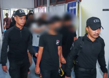 ENAM lelaki yang dihadapkan ke Mahkamah Sesyen Kuala Kangsar hari ini atas pertuduhan  merogol dan amang seksual fizikal kanak-kanak perempuan 11 tahun bulan lalu. - UTUSAN/MUHAMAD NAZREEN SYAH MUSTHAFA