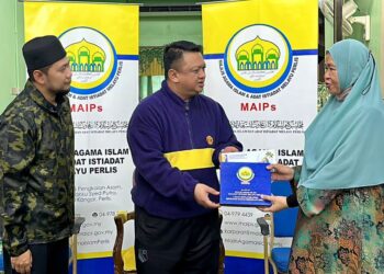 TUANKU Syed Faizuddin Putra Jamalullail 
berkenan berangkat mengurniakan Anugerah Mualaf Contoh 2023 daripada Majlis Agama Islam Dan Adat Istiadat Melayu Perlis (MAIPs) kepada Maisarah Abdullah di Masjid Jannatul Naim, Beseri Sungai Paya, Beseri semalam.-UTUSAN