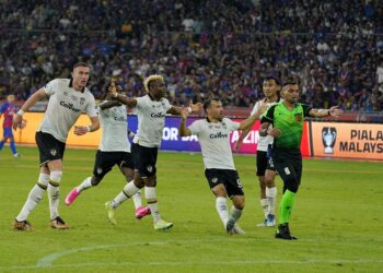 KEPUTUSAN kontroversi pengadil dalam aksi final Piala Malaysia membangkitkan kemarahan pemain-pemain Terengganu FC.