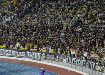 PENYOKONG Terengganu FC yang memenuhi Stadium Nasional Bukit Jalil, malam ini.