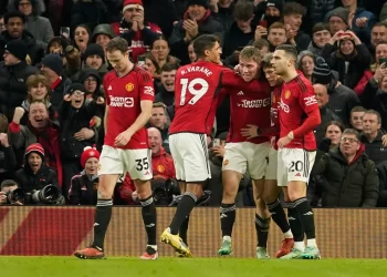 RASMUS Hojlund (tengah) muncul wira Manchester United apabila meledak gol kemenangan ketika mengatasi Aston Villa 3-2 di Old Trafford awal pagi ini.