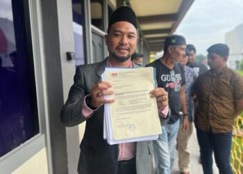 MUHAMAD Rauf Abdul Aziz menunjukkan surat pelantikan sebagai pegawai khas Ahli Parlimen Kangar selepas prosiding perbicaraan di Mahkamah Buruh, Kangar, Perlis. -UTUSAN/ASYRAF MUHAMMAD