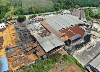 PEMANDANGAN dari udara premis yang terbakar di Bukit Selambau, Sungai Petani. -IHSAN JAS KEDAH