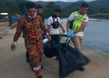 ANGGOTA bomba mengangkat mayat salah seorang mangsa mati lemas di Sungai Kaiduan Kinarut, Papar hari ini- Foto/Ihsan Bomba