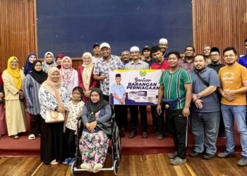 WAN Zikri Afhtar Ishak bergambar bersama para penerima bantuan selepas Majlis Penyerahan Bantuan Perniagaan di Dewan Residensi Kediaman Menteri Besar, Kangar, Perlis. -UTUSAN/ASYRAF MUHAMMAD.