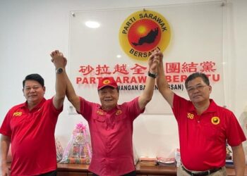 JOHNICAL Rayong Ngipa (kiri) dan Wong Soon Koh (tengah) pada sidang akhbar bagi persediaan menghadapi Pilihan Raya Umum ke-15 (PRU15), tahun lalu.