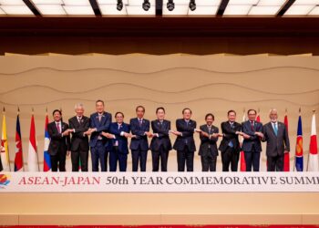Anwar Ibrahim bersama  pemimpin-pemimpin negara  ASEAN dan Perdana Menteri Jepun, Fumio Kishida selepas  Sidang Kemuncak Peringatan Asean-Jepun di Tokyo semalam.