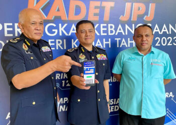 AEDY Fadly Ramli (tengah) menunjukkan cukai jalan digital dalam aplikasi MyJPJ pada sidang akhbar selepas Perasmian Penutup Jamboree Kadet JPJ Peringkat Kebangsaan di Akademi Binaan Malaysia, Sintok Kubang Pasu.