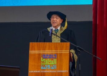 ABD. AZIZ Tajuddin ketika berucap pada Majlis Konvokesyen Kali Ke-3 AIU di Dewan Konvokesyen kampus Universiti Antarabangsa Albukhary di Alor Setar, Kedah, semalam. - UTUSAN/SHAHIR NOORDIN