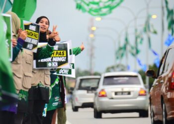 SEBAHAGIAN daripada petugas jentera Pas 
mengadakan flash mob sempena PRK Parlimen Kemaman di Binjai, Kemaman, petang tadi. - UTUSAN/UTUSAN/SHAIKH AHMAD RAZIF