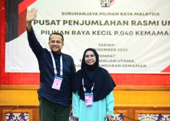 AHMAD Samsuri Mokhtar (kiri) menang PRK Parlimen Kemaman dengan majoriti 37,220 undi lebih 10,000 berbanding keputusan PRU15 lalu. - UTUSAN/SHAIKH AHMAD RAZIF