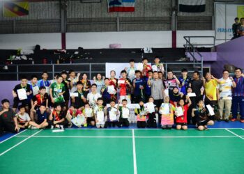 TENGKU AIDY AHMAD SHAH Tengku Kamil (berdiri, tujuh dari kanan), bergambar bersama semua pemain badminton perseorangan dan beregu yang beraksi pada perlawanan akhir Kejohanan Badminton Remaja Pahang 2023 di Dewan Persatuan Badminton Pahang di Kuantan, Pahang. - FOTO/SHAIKH AHMAD RAZIF