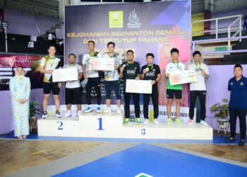 TENGKU Puteri Raja Tengku Puteri Ilisha Ameera Al-Sultan Abdullah (kiri) dan Tengku Aidy Ahmad Shah Tengku Kamil Ismail bergambar bersama pasukan beregu lelaki pada Kejohanan Badminton Remaja dan Tertutup Pahang 2023 di Dewan Persatuan Badminton Pahang, Indera Mahkota di Kuantan, Pahang. - FOTO/SHAIKH AHMAD RAZIF