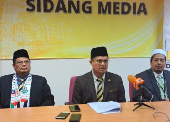 MOHD. Akmal Kamarudin (tengah) dalam sidang akhbar di Ipoh hari ini. - UTUSAN