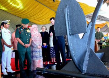AL-SULTAN Abdullah Ri'ayatuddin Al-Mustafa Billah Shah diiringi Tunku Azizah Aminah Maimunah Iskandariah dan wakil Pesuruhjaya Tinggi British ke Malaysia serta anggota kanan ATM ketika melihat sauh yang ditempatkan bersama tugu peringatan kapal British HSM Repulse dan HSM Prince of Wales. - UTUSAN/SHAIKH AHMAD RAZIF