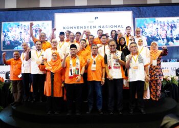 MOHAMAD Sabu bersama pimpinan baharu Amanah yang dilantik bagi penggal 2023 - 2026 selepas pemilihan dibuat pada Konvensyen Amanah Nasional 2023 di Klang, Selangor, semalam. – UTUSAN/AMIR KHALID